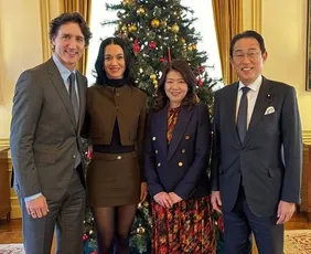 Imagem ilustrativa da imagem Katy Perry oficializa namoro com Trudeau em foto com político japonês