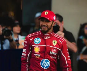 Imagem ilustrativa da imagem Lewis Hamilton vive inferno astral em primeiro ano na Ferrari