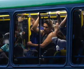 Imagem ilustrativa da imagem MPPE aperta o cerco e exige retirada de ônibus velhos do Grande Recife