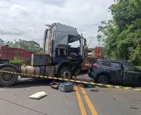 Imagem ilustrativa da imagem Mãe e filho morrem em acidente na BR-101; pista ficou interditada por 5 horas