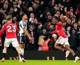 Imagem ilustrativa da imagem Manchester United derrota Newcastle e se aproxima do G-4 do Campeonato Inglês