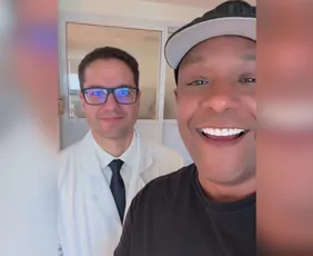 Imagem ilustrativa da imagem Márcio Victor, vocalista do Psirico, recebe alta após infarto e internação na UTI