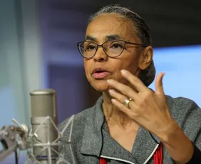 Imagem ilustrativa da imagem Marina Silva tem leve fratura na coluna e é hospitalizada