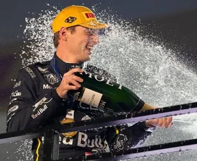 Imagem ilustrativa da imagem McLaren punida e Verstappen renova sonho do penta