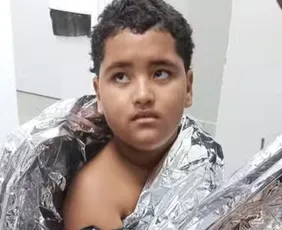 Imagem ilustrativa da imagem Menino é encontrado após 8 horas à deriva no mar