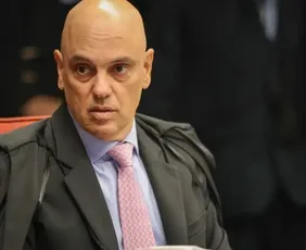 Imagem ilustrativa da imagem Moraes manda Bolsonaro explicar uso de celular por Nikolas em visita