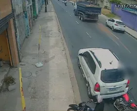 Imagem ilustrativa da imagem Motociclista por aplicativo morre atropelado após queda na Rua Imperial, no Recife