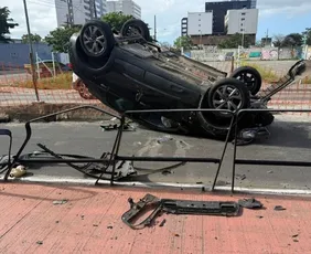 Imagem ilustrativa da imagem Motorista tenta desviar de buraco, capota o carro e provoca trânsito em Vila Velha