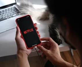 Imagem ilustrativa da imagem Netflix envia e-mail a assinantes após compra da Warner: 'por enquanto, nada muda'