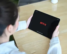 Imagem ilustrativa da imagem Netflix fecha acordo para comprar Warner Bros., incluindo estúdios e HBO