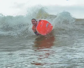 Imagem ilustrativa da imagem Neymara Carvalho e Luna Hardman vão participar do circuito de bodyboarding em SC