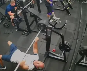 Imagem ilustrativa da imagem O que é a 'pegada suicida', exercício com supino que matou homem em academia