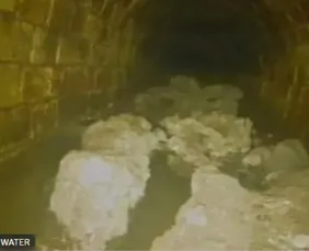 Imagem ilustrativa da imagem O que é o 'iceberg de gordura' de 100 toneladas achado no esgoto de Londres