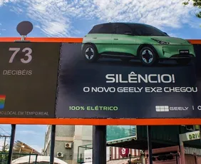 Imagem ilustrativa da imagem Outdoor com sensor de ruído destaca Geely EX2 na Praia de Camburi