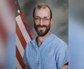 Imagem ilustrativa da imagem Pais de enfermeiro morto pelo ICE afirmam que governo diz "mentiras repugnantes"