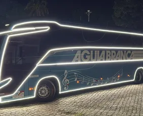 Imagem ilustrativa da imagem Papai Noel chega de ônibus iluminado em ação solidária da Águia Branca
