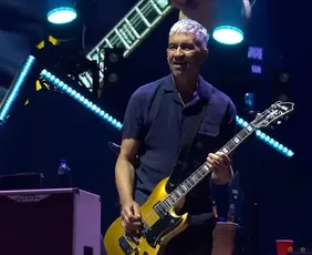 Imagem ilustrativa da imagem Pat Smear sofre acidente e Foo Fighters anuncia substituto
