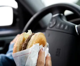 Imagem ilustrativa da imagem Pode comer e beber ao volante? E dirigir de chinelos? Tire dúvidas antes de viajar