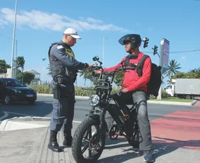 Imagem ilustrativa da imagem Policial tira dúvidas sobre novas regras para motos e bikes elétricas