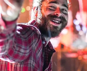 Imagem ilustrativa da imagem Post Malone põe fim à disputa judicial pela guarda da filha de 3 anos