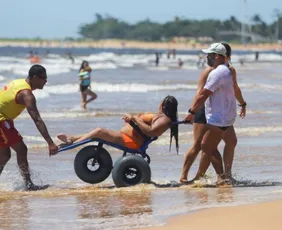 Imagem ilustrativa da imagem Projeto que oferece banho de mar para pessoas com deficiência está de volta