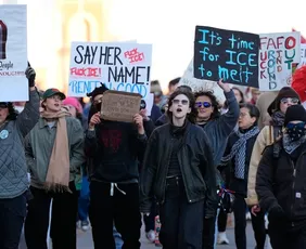 Imagem ilustrativa da imagem Protestos contra polícia de imigração dos EUA reúnem milhares após morte de mulher
