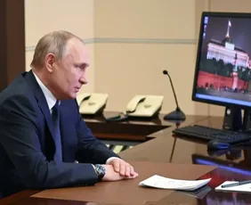 Imagem ilustrativa da imagem Putin lança submarino nuclear com 'torpedo do Juízo Final'