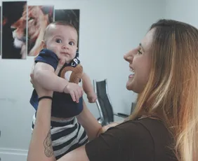 Imagem ilustrativa da imagem Quando se preocupar com o formato da cabeça do bebê?