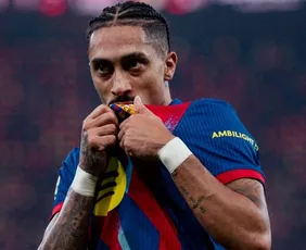Imagem ilustrativa da imagem Raphinha dá show, Barcelona bate o Real e conquista a Supercopa da Espanha