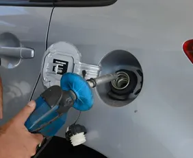Imagem ilustrativa da imagem Reajuste da Petrobras chega aos postos e gasolina cai em 21 Estados em novembro