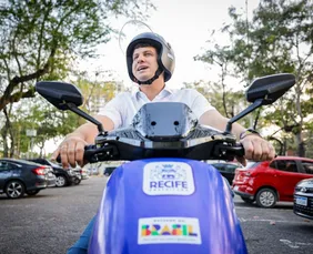 Imagem ilustrativa da imagem Recife firma convênio para oferecer 800 veículos elétricos a entregadores por app