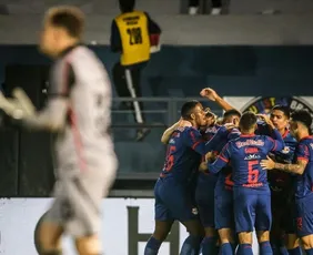 Imagem ilustrativa da imagem Red Bull Bragantino atropela Vitória e complica rival na luta contra o rebaixamento