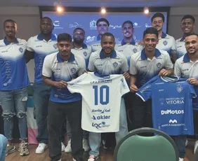 Imagem ilustrativa da imagem Reforços do Vitória acirram briga por vaga no time titular