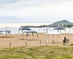 Imagem ilustrativa da imagem Reserva de tendas para passar o réveillon em Camburi começam nesta segunda