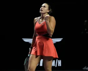Imagem ilustrativa da imagem Sabalenka vence e desafia Rybakina na busca da inédita taça do WTA Finals
