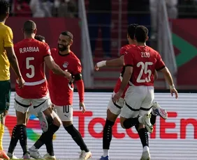 Imagem ilustrativa da imagem Salah marca de pênalti, Egito vence a África do Sul e se classifica