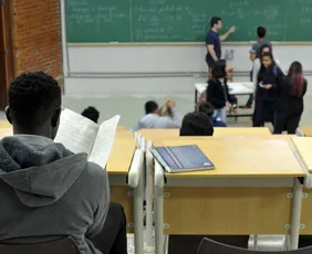 Imagem ilustrativa da imagem Santa Catarina sanciona lei proibindo cotas raciais em universidades do estado
