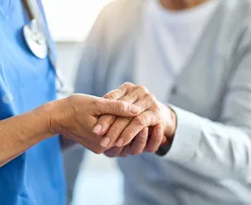 Imagem ilustrativa da imagem Saúde lança versão atualizada da Caderneta da Pessoa Idosa