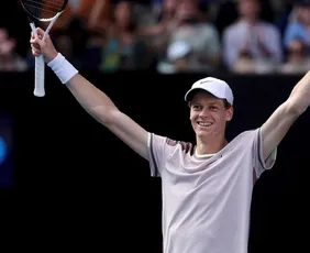 Imagem ilustrativa da imagem Sinner derruba algoz de João Fonseca; Djokovic alcança 400ª vitória em Grand Slams