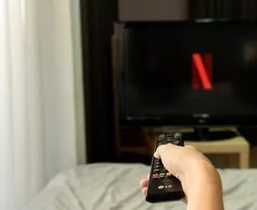 Imagem ilustrativa da imagem Streaming está caro? Preços triplicaram desde estreia da Netflix no Brasil