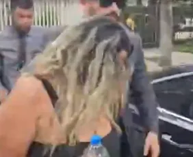 Imagem ilustrativa da imagem Suspeita de mandar matar mulher para obter guarda de criança se entrega à polícia