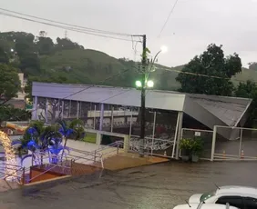 Imagem ilustrativa da imagem Temporal destelha escola, igreja e causa estragos no Sul do ES