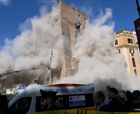 Imagem ilustrativa da imagem Torre medieval em Roma desaba durante obras de renovação e deixa feridos