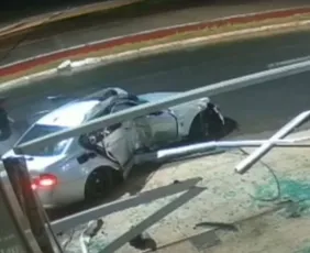 Imagem ilustrativa da imagem VÍDEO | Carro perde o controle e atinge poste e fachada de prédio em Guarapari