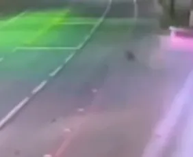 Imagem ilustrativa da imagem VÍDEO | Suspeitos são atropelados após assalto e conseguem fugir no Sul do ES