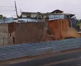 Imagem ilustrativa da imagem VÍDEO | Três casas são interditadas após muro desabar no Sul do ES