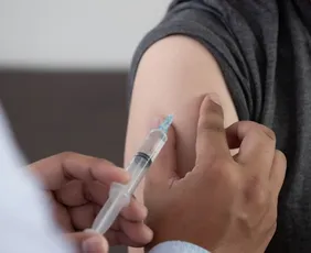 Imagem ilustrativa da imagem Vacinação continua na fase adulta; saiba quais imunizantes tomar