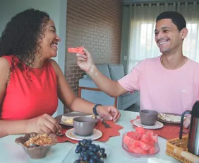 Imagem ilustrativa da imagem Vetar celular na hora da refeição fortalece vínculos