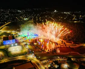 Imagem ilustrativa da imagem Vila de Natal de Cariacica encanta com espetáculo de luzes e cores
