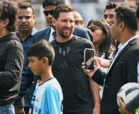 Imagem ilustrativa da imagem Visita de Messi à Índia começa com tumulto em estádio e prisão de organizador